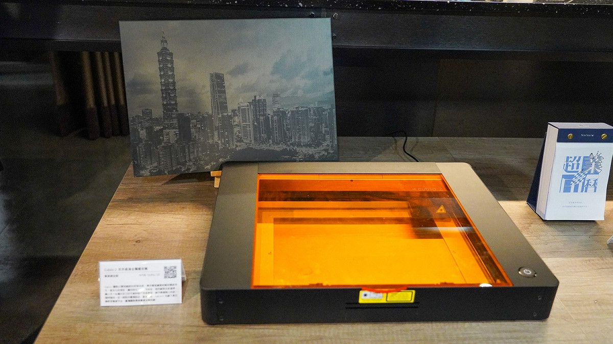109年參與群眾募資輔導計畫的雷射切割機Cubiio，商用Cubiio2提供微型創客、個人工作室更多的選擇，當年度在台灣平台募集金額超過新台幣1200萬元。 圖：新北市經發局提供