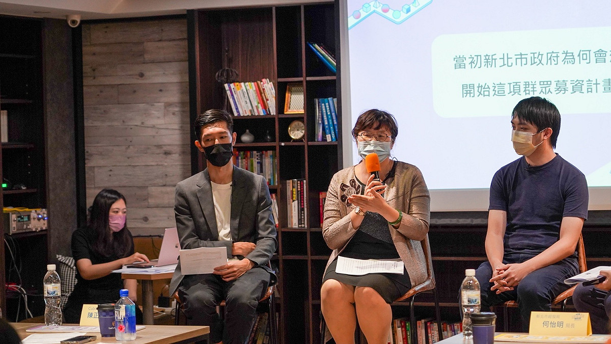 新創團隊跨域分享會邀請經發局長何怡明（左二）、 Cubiio（左一）以及守寫字（右一）團隊擔任與談人，分享參與募資計畫及跨域合作的歷程。 圖：新北市經發局提供