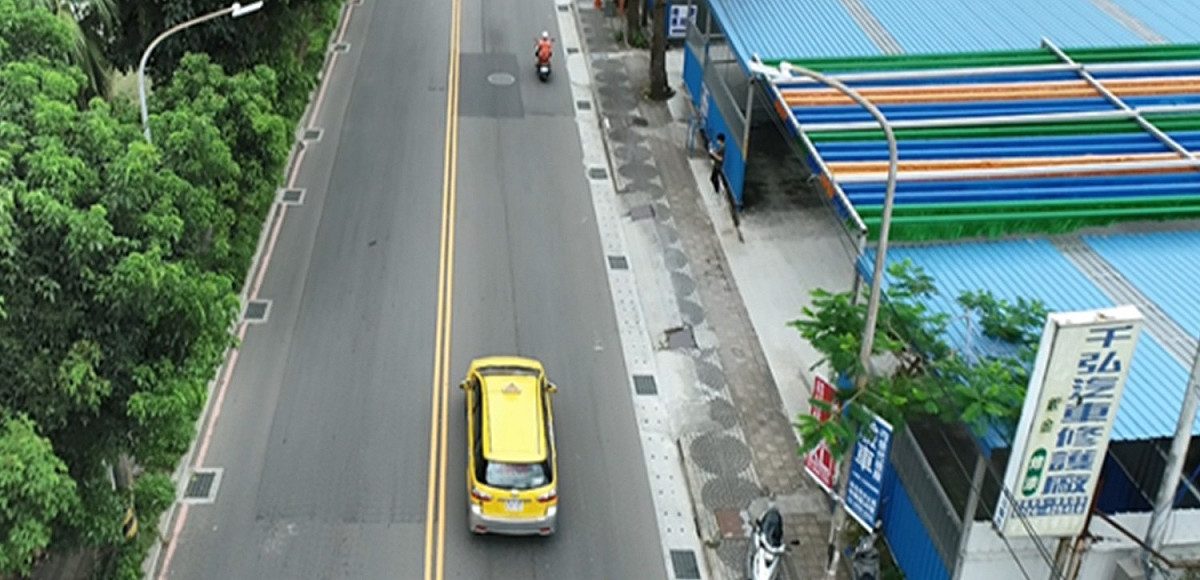 康寧街一、二期拓寬工程以兼具車行空間及人本環境為設計思維，將目前僅有雙向各1車道的康寧街拓寬為足夠配置雙向各2車道。 圖：新北市工務局提供