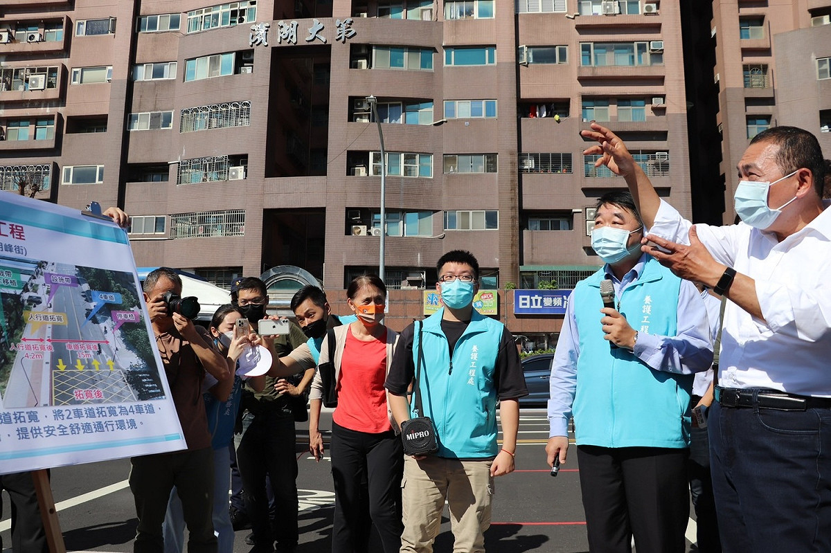 養工處長馮兆麟向新北市長侯友宜簡報有關汐止康寧街道路拓寬工程改善結果。 圖：新北市工務局提供