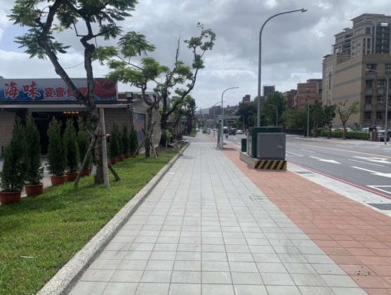 康寧街一、二期拓寬工程以兼具車行空間及人本環境為設計思維，一併改善人行道、排水、植栽及纜線下地，使整體道路不僅容量較為充足，人行環境也更完善。 圖：新北市工務局提供