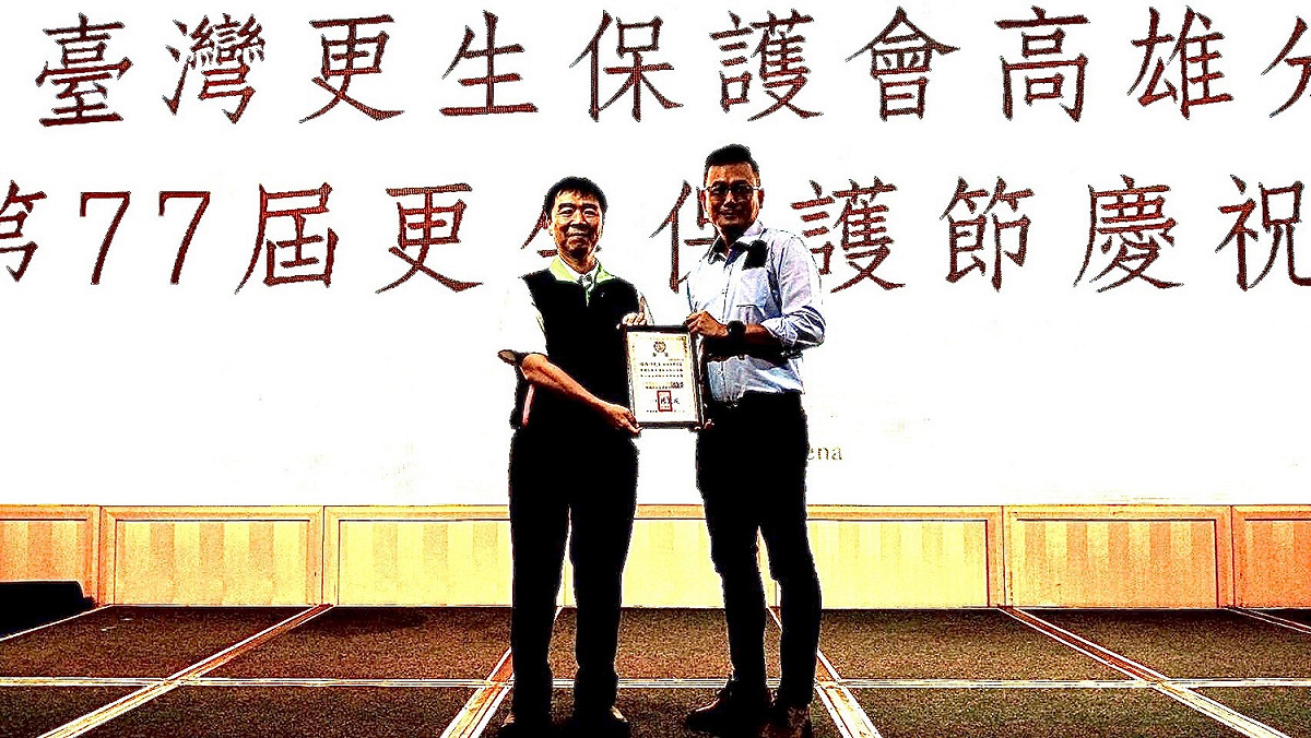 洪信旭(左)表揚陳西坤。 圖：臺灣更生保護會高雄分會提供
