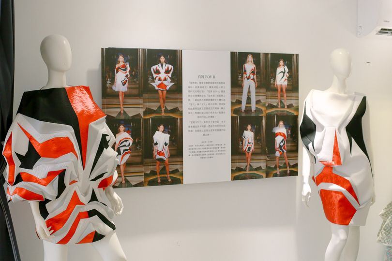 在地藏庵展覽「官將BOYII」是輔大織品系王翊軒作品，其作品創作靈感來自台灣傳統的八家將臉譜，將台灣傳統廟宇文化與現代時裝相融合，辦理一場精彩的靜態服裝秀。 圖：遊境感知所展覽提供