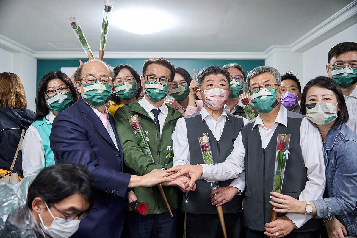 民進黨在此次地方選舉，桃園市長候選人鄭運鵬（左二起）與台北市長候選人陳時中都起步太晚，未能起到母雞作用，被視為選舉慘敗主因之一。 圖：翻攝自陳時中臉書