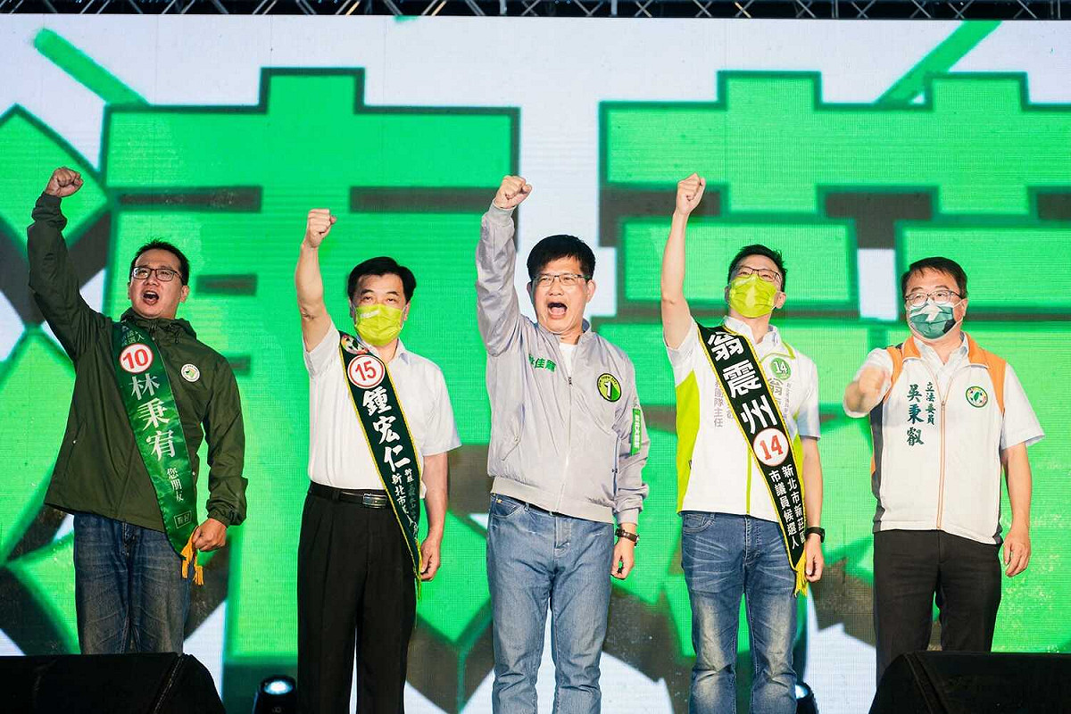 新北新莊勝選之夜，民進黨新北市長候選人林佳龍（中）帶領林秉宥 、翁震州、鍾宏仁選前衝刺。 圖：翻攝自林秉宥臉書