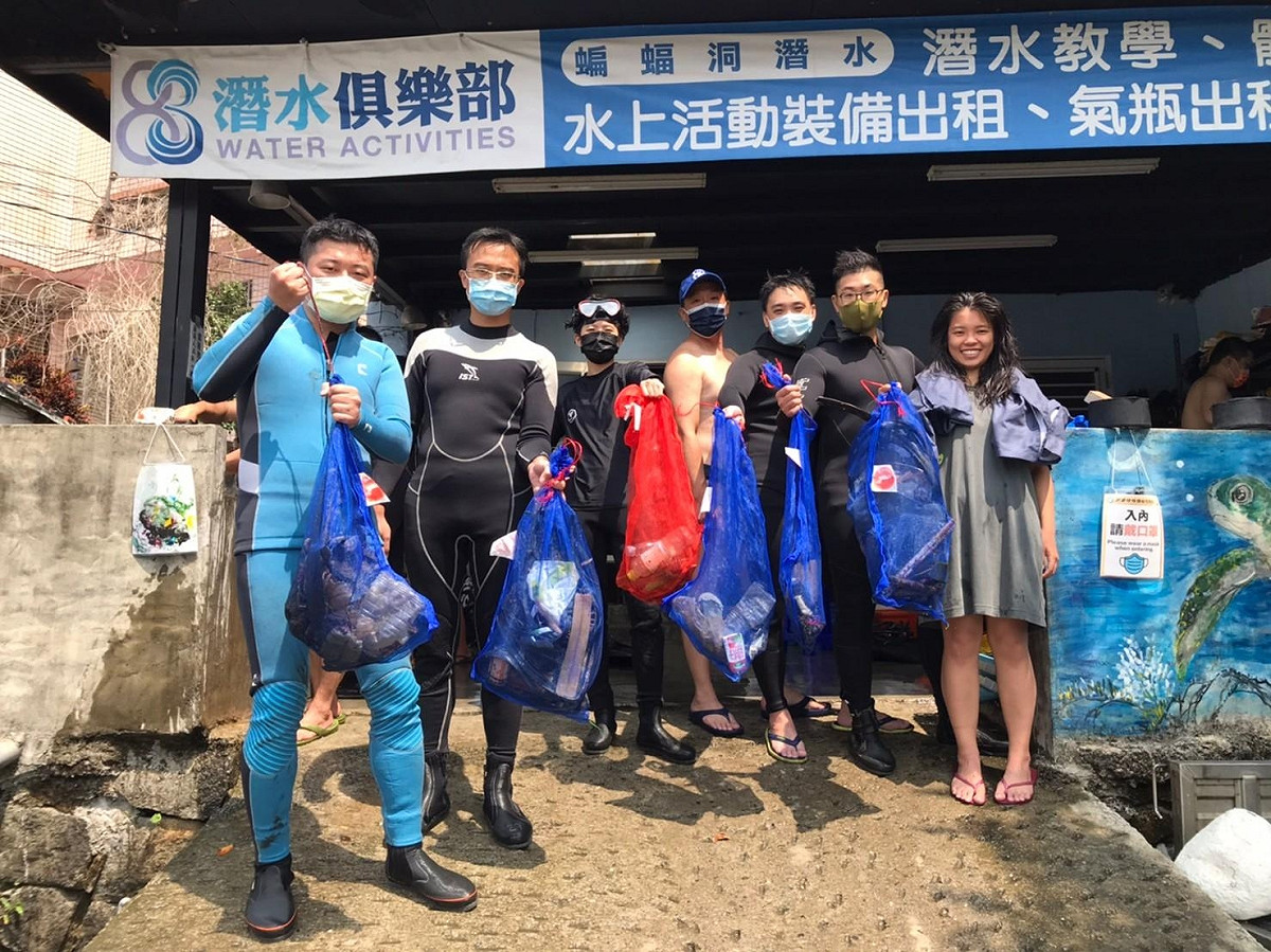 「淨海合作社」以潛水業者店面為據點，免費借用潛水淨海裝備給具備潛水證照的民眾。 圖：新北市環保局提供