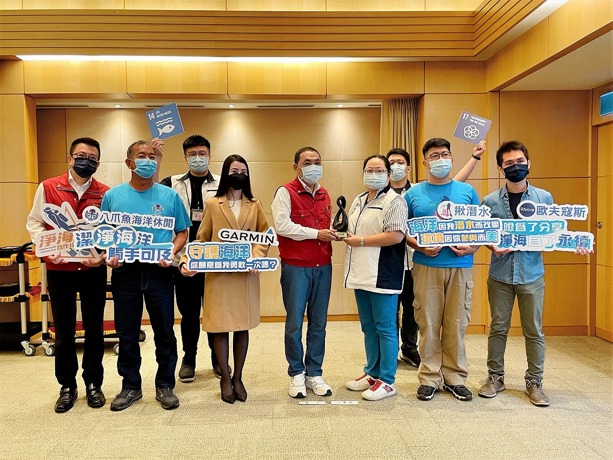 今(30)日由環保局長程大維於市政會議中代表獻獎。 圖：新北市環保局提供