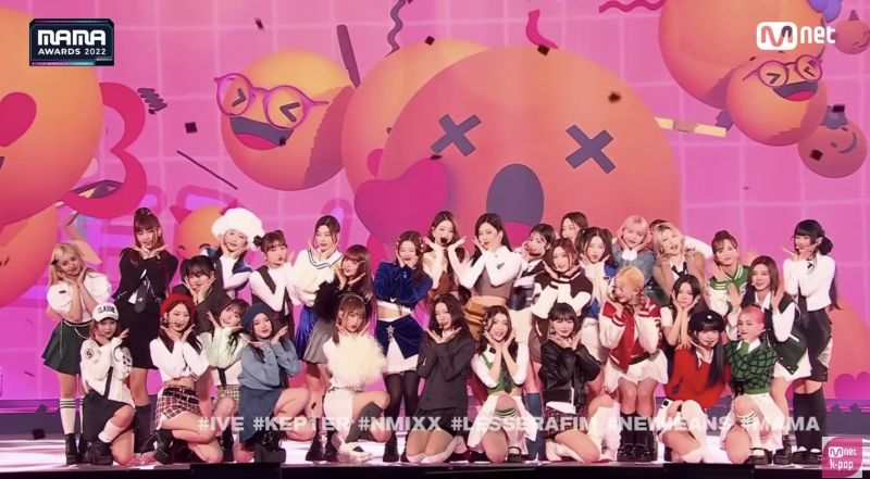 新人女團包括IVE、Kep1er、NMIXX、NewJeans、LE SSERAFIM合體演出，翻跳前輩TWICE《CHEER UP》一曲。 圖/Mnet K-POP