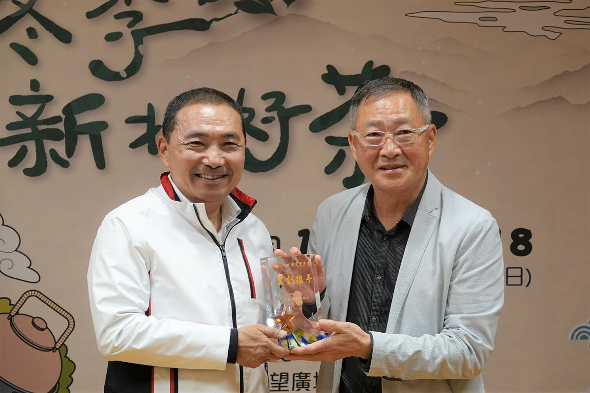 新北市長侯友宜頒發感謝牌予教父牛排創辦人鄧有癸。 圖：新北市農業局提供