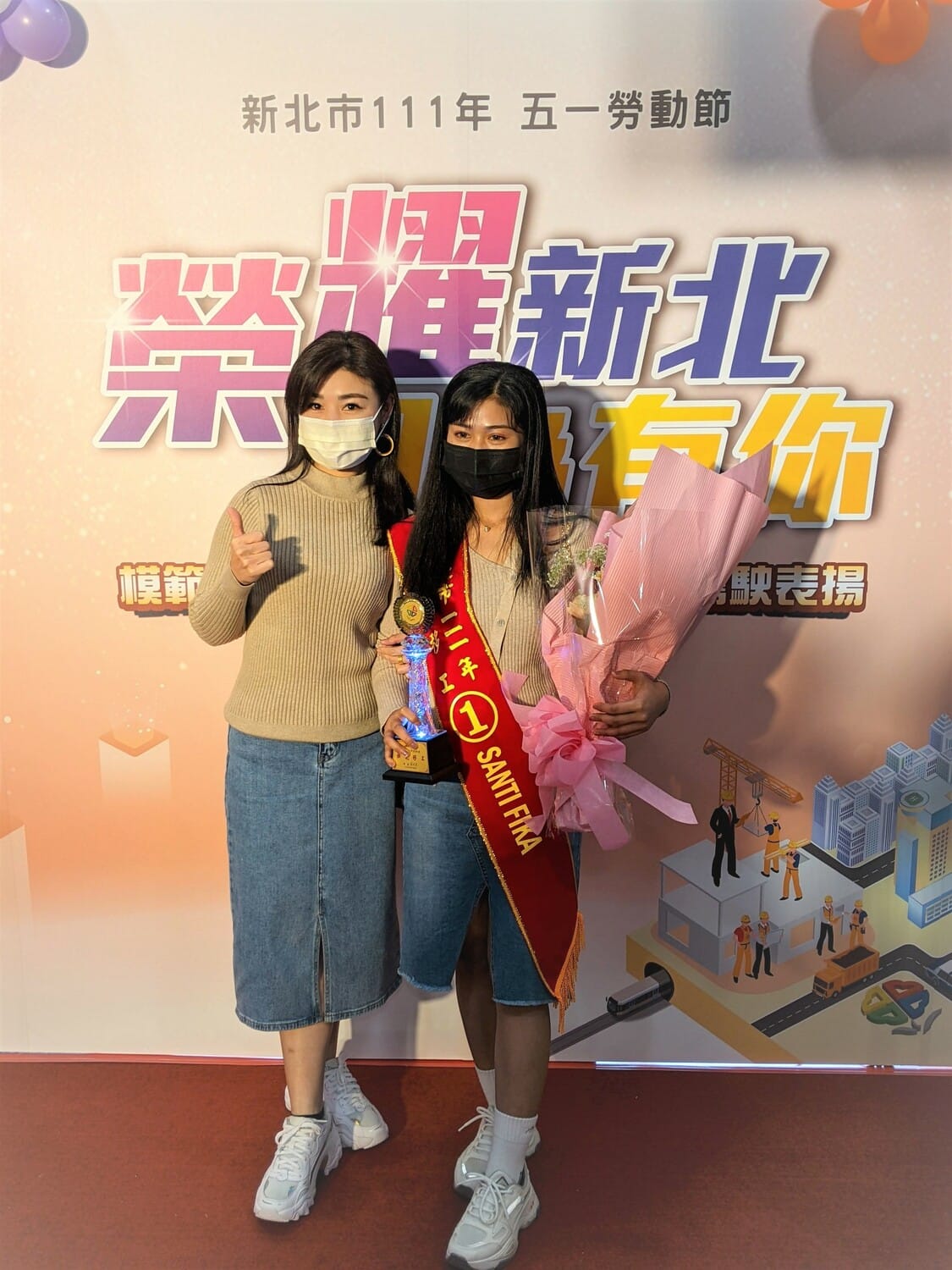 雇主杜太太特地穿著姊妹裝到場祝賀家中印尼籍看護工並感謝她對家人的付出。 圖：新北市勞工局提供