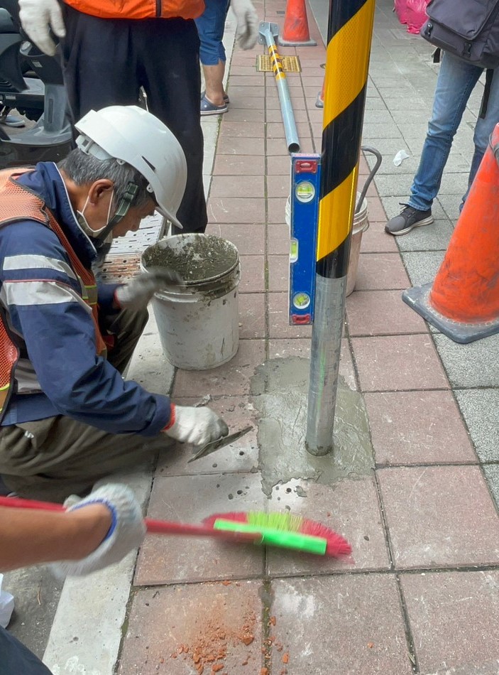 府中路117號牌面施作-水泥砂漿填補。 圖：新北市交通局提供