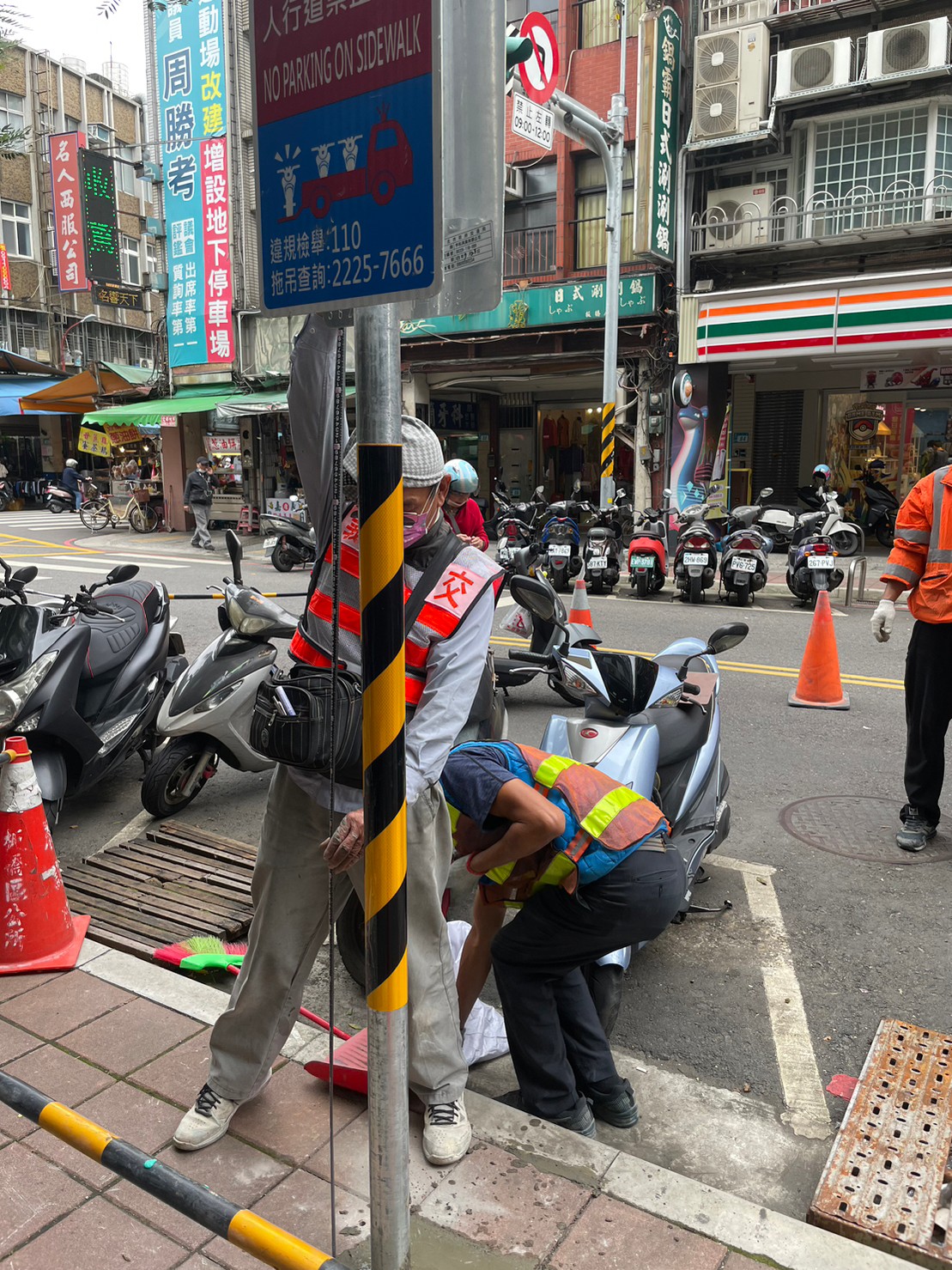 府中路117號牌面施作-確認標誌設置高度是否高於180cm。 圖：新北市交通局提供