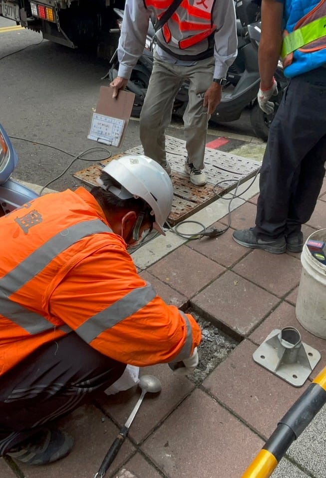 府中路117號牌面施作-立桿設立位置基礎挖掘。 圖：新北市交通局提供