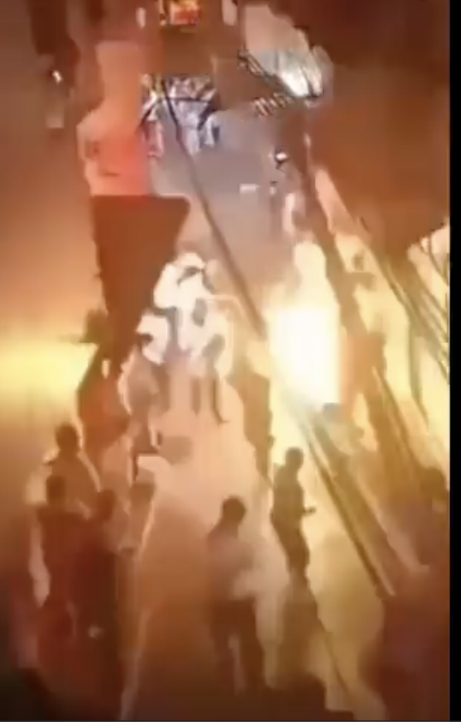 鎮暴警察動用催淚彈，催淚彈引爆的一刻。 圖：翻攝自推特