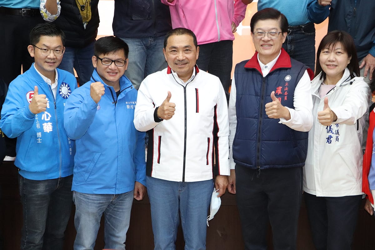 新北市長侯友宜（中）、在地立委羅明才（右2）、議員陳儀君（右1）、劉哲彰（左2）、黃心華（左1）。 圖：侯選辦提供