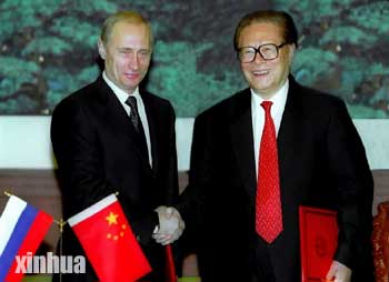 2002年12月2日，中國時任國家主席江澤民與俄羅斯總統普丁簽署聯合聲明。 圖：翻攝自新華社（資料照）