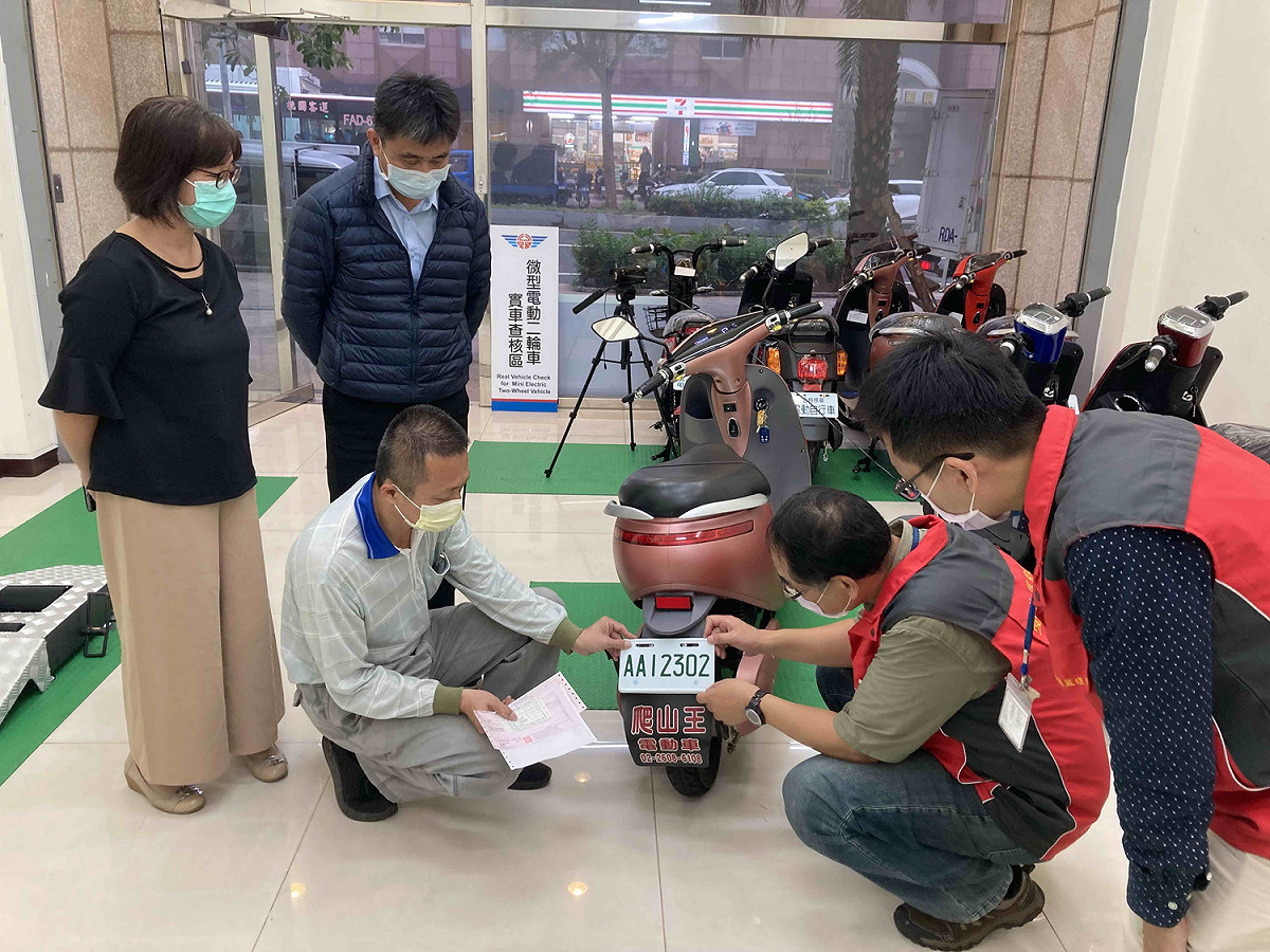 微型電動二輪車自今年11月30日起須登記領用懸掛號牌、投保強制險及遵守行駛道路管理等規定，才可騎乘上路。 圖：台北區監理所提供