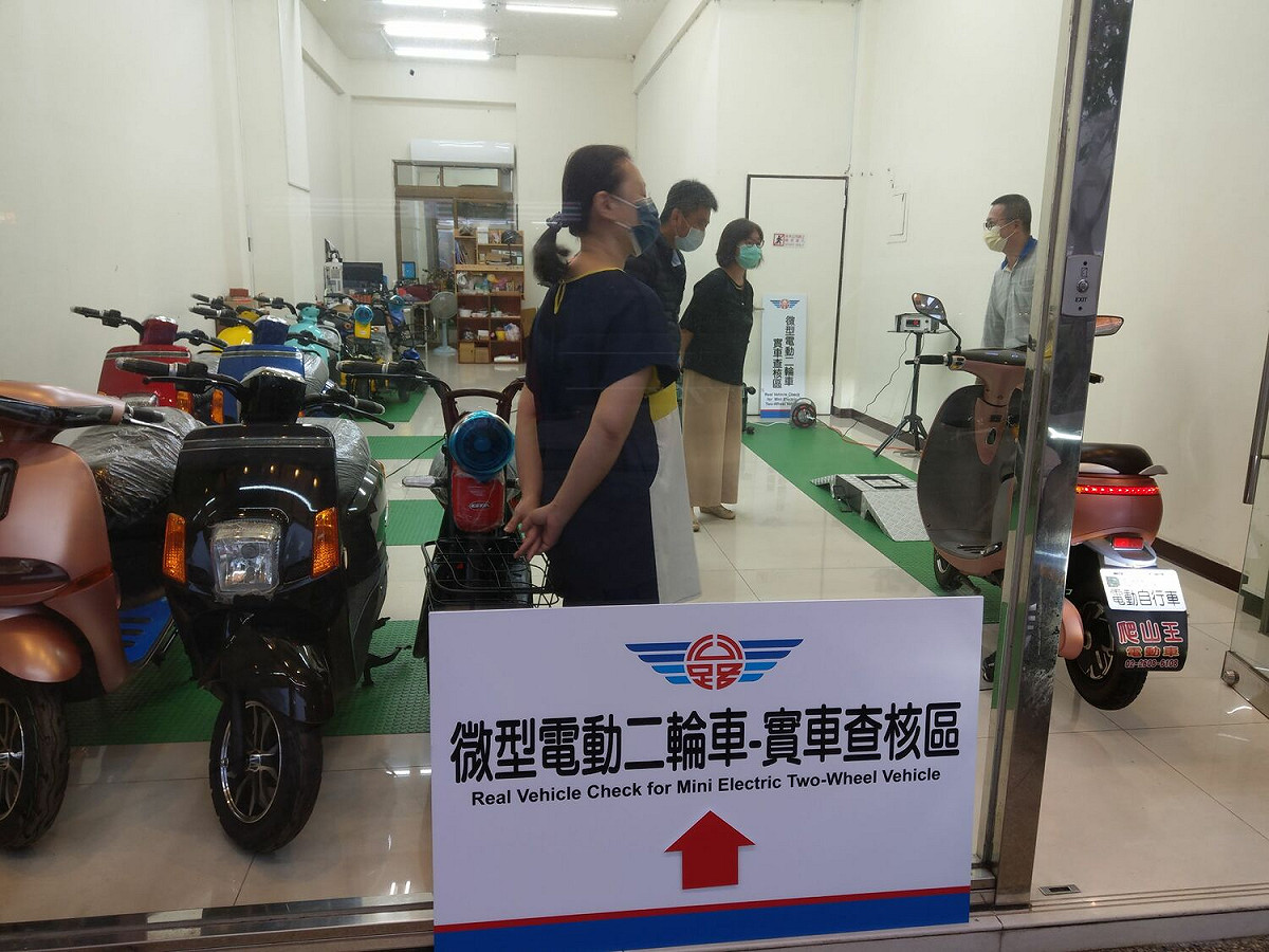 台北區監理所查核微型電動二輪車掛牌情形。 圖：台北區監理所提供
