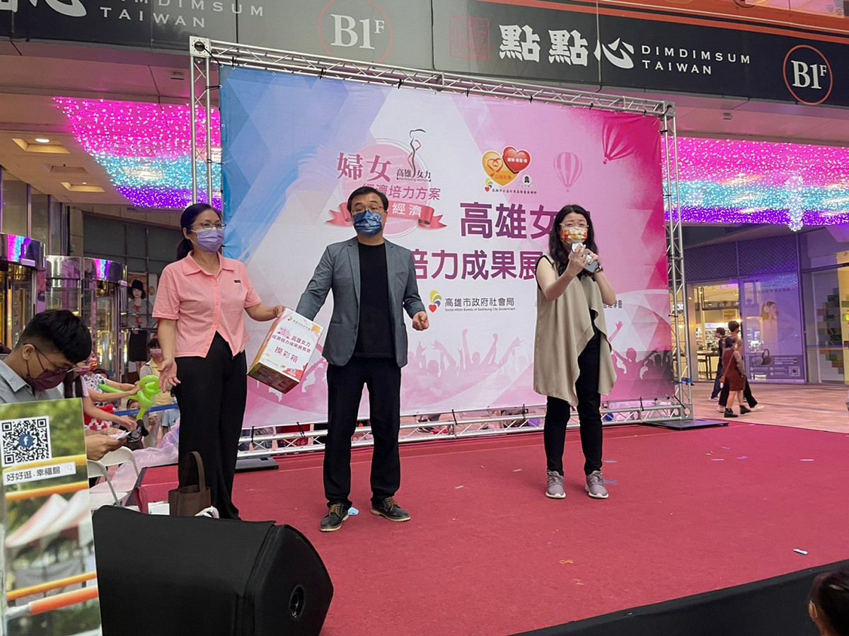 高雄婦女經濟培力方案展示成果。 圖：高雄市社會局提供