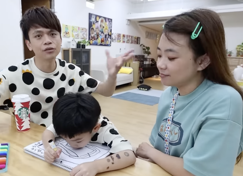 網紅蔡阿嘎親教兩兒「性教育」，正確觀念網友讚翻。 圖：翻攝自嘎嫂二伯&amp;蔡波能's Daily YT頻道