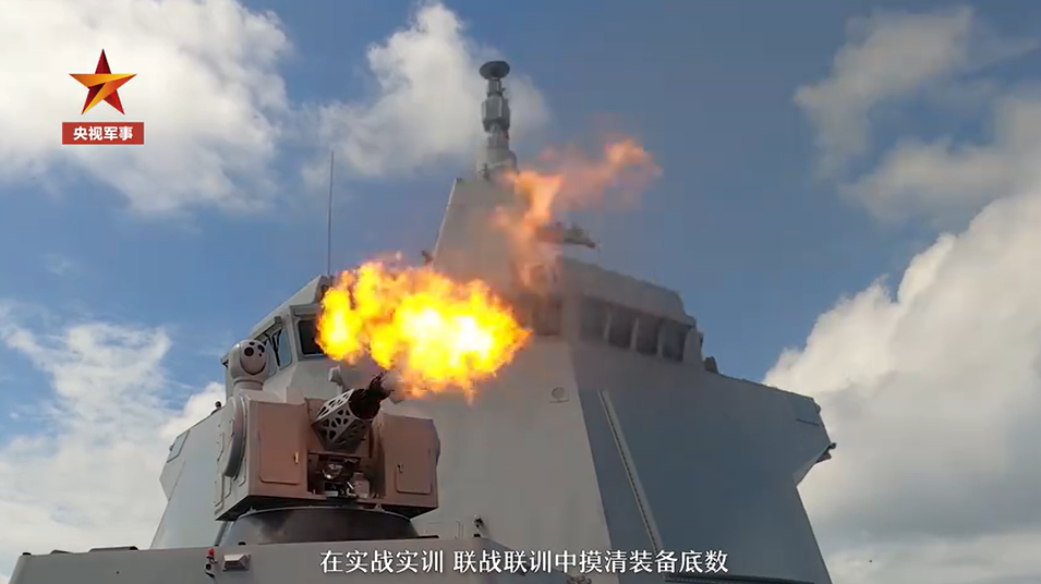 中共 055 型驅逐艦配備的綜合艦砲系統，能實現每分鐘 1 萬發的射擊速度。 圖: 翻攝自中國央視軍事