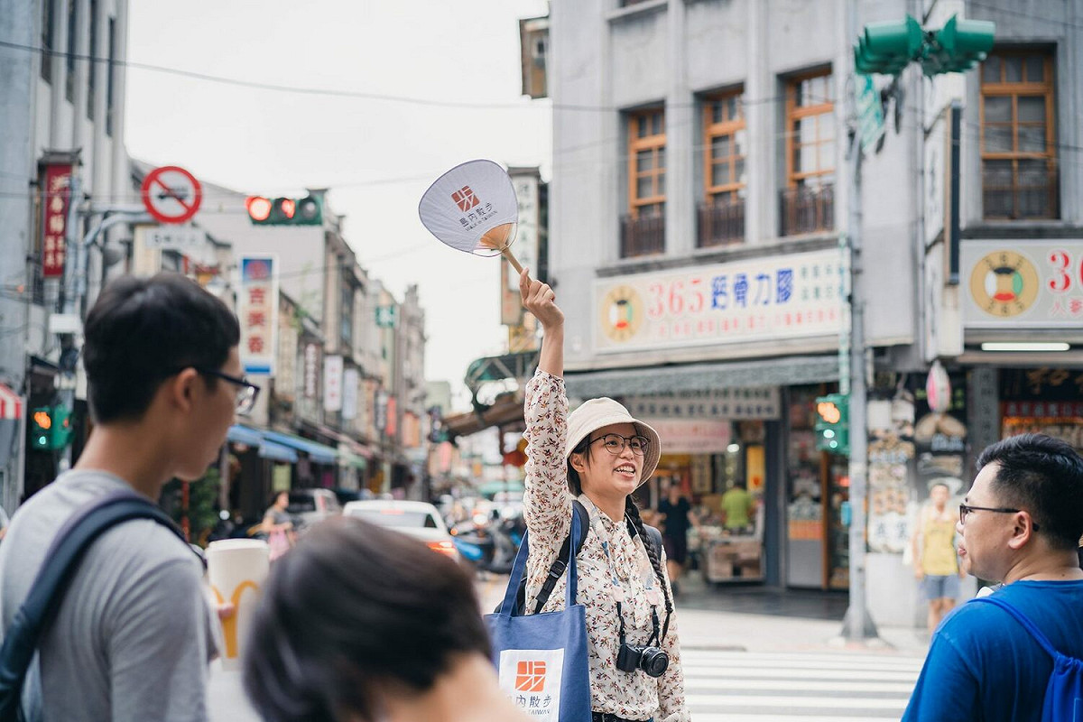 以徒步導覽展開員工旅遊，島內散步帶著企業客戶走進以往不曾探索的地方故事。 圖：島內散步／提供