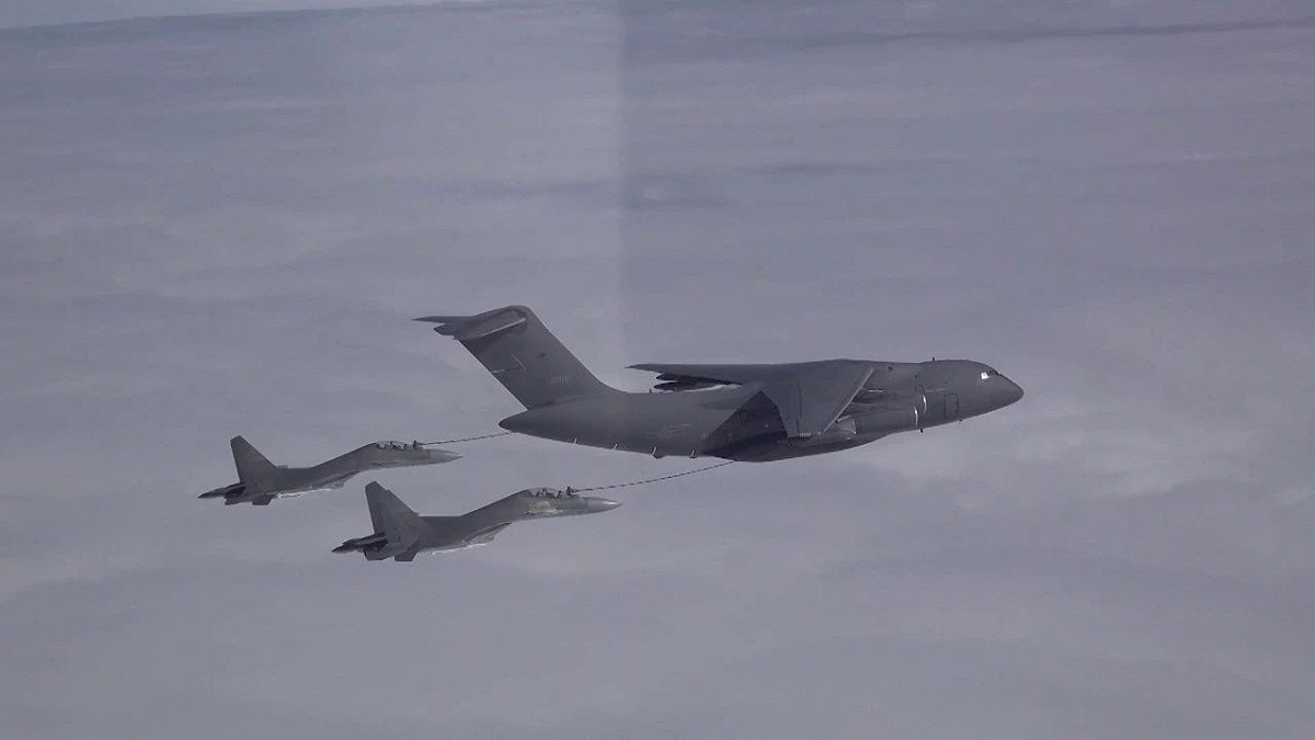 中國空軍殲-16戰機與俄羅斯Tu-95MS戰略轟炸機同框飛行。 圖：翻攝自央視軍事