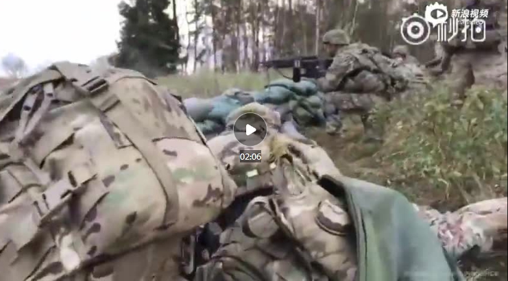 德國格拉芬沃爾 ( Grafenwoehr ) 的美國陸軍基地，部隊士兵們進行實彈射擊。 圖 : 翻攝自秒拍