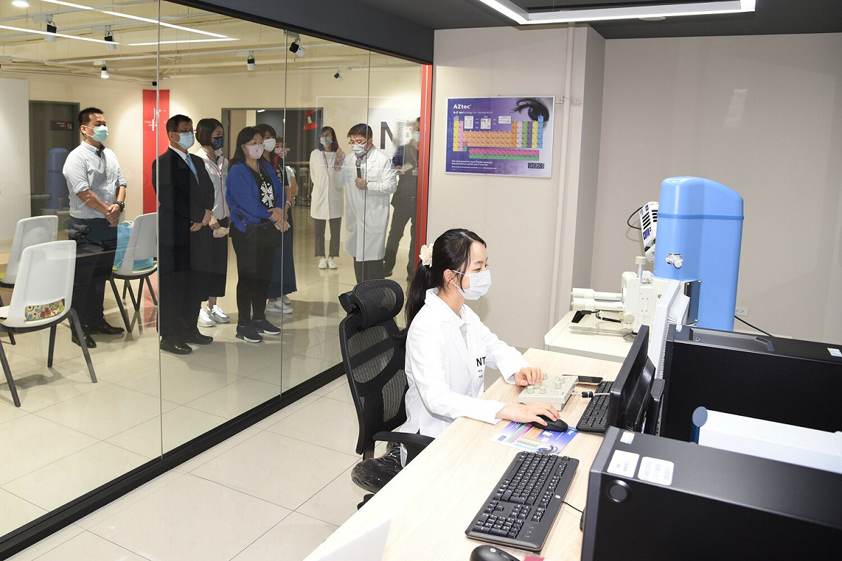 新北火災鑑識中心，打造全國唯一導入智能管理、可遠端監測儀器及環境狀態之火災鑑定實驗室，且通過ISO/IEC 17025：2017認證並獲「國際實驗室認證聯盟相互承認ILAC-MRA」認可資格，鑑驗品質更具公信力。 圖：新北市消防局提供