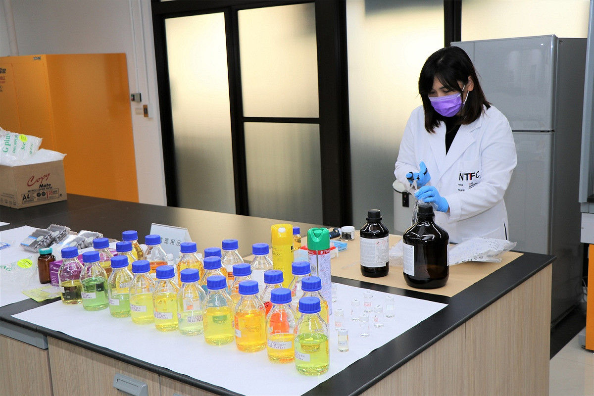 為持續精進鑑驗能力與品質，新北火災鑑定實驗室每年參加美國Collaborative Testing Services, Inc.機構所辦理的能力試驗。 圖：新北市消防局提供