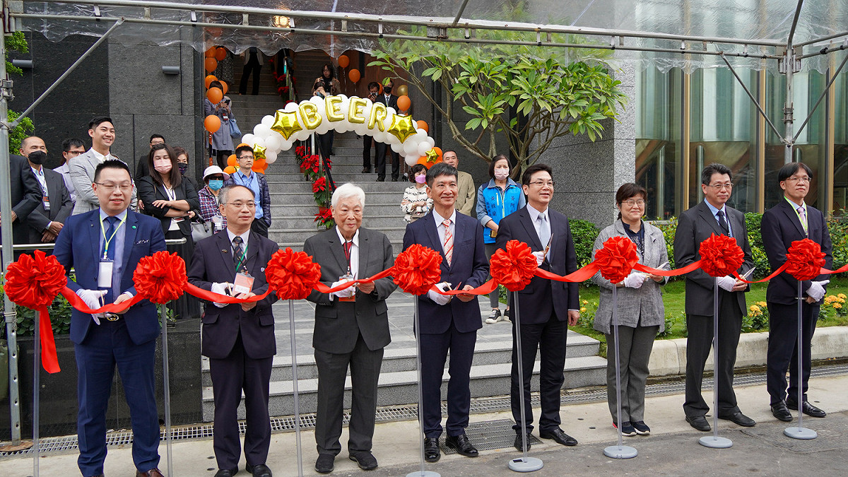 「啤酒頭釀造」在三重投資近10億元，歷時5年打造企業總部與觀光酒廠，並於今日正式開幕。（左3為啤酒頭釀造董事長葉燦昇、左4為新北市副市長劉和然） 圖：新北市經發局提供