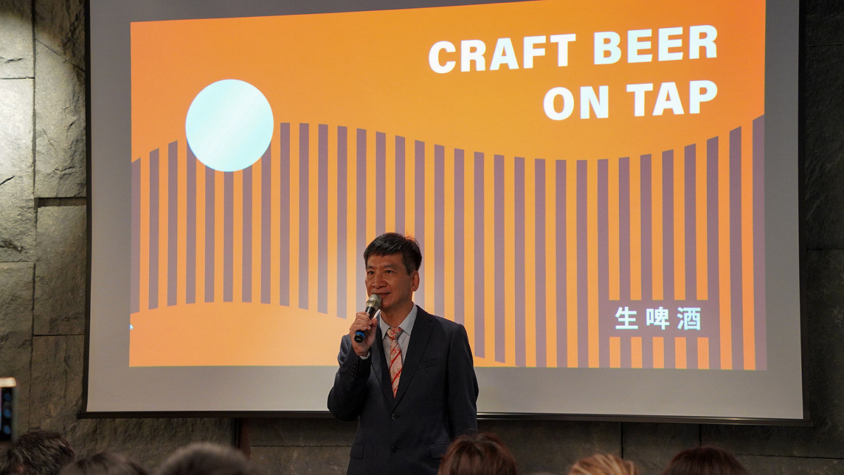 葉燦昇表示，酒廠結合生產、觀光、教育三重目標，藉由開放啤酒生產線與導覽解說，向大眾推廣啤酒文化與釀造科學。 圖：新北市經發局提供
