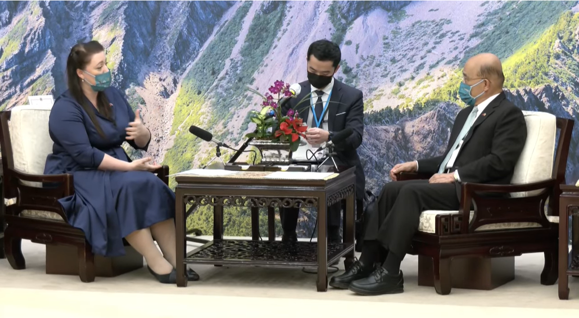行政院長蘇貞昌今（1）天下午接見英國國會下議院外交委員會官方正式訪團，外委會主席柯恩詩則邀請蘇揆到英國國會參觀，看看他們運作的情況。 圖：擷自直播畫面