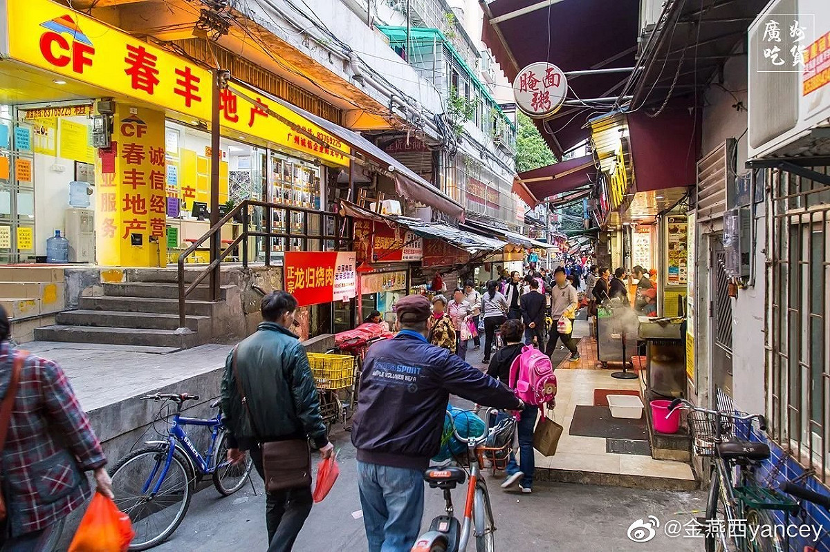 中國廣州多區解封後，民眾拍下恢復正常的街區，攤販及小吃店正常營運，市場熙熙攘攘。 圖: 翻攝自金燕西yancey微博