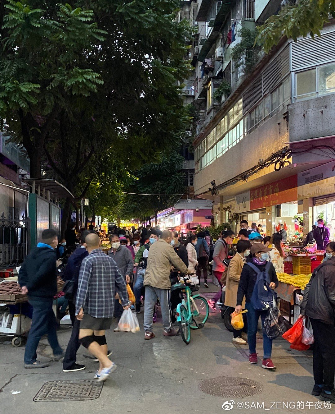 廣東某區市場恢復運作，民眾能正常外出採買食物。 圖: 翻攝自 SAM_ZENG的午夜場微博