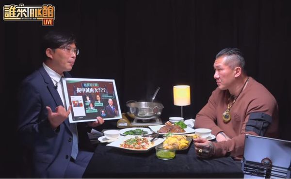 館長、黃國昌合體直播抨擊民進黨，吸引上萬民眾觀戰。 圖：翻攝館長直播