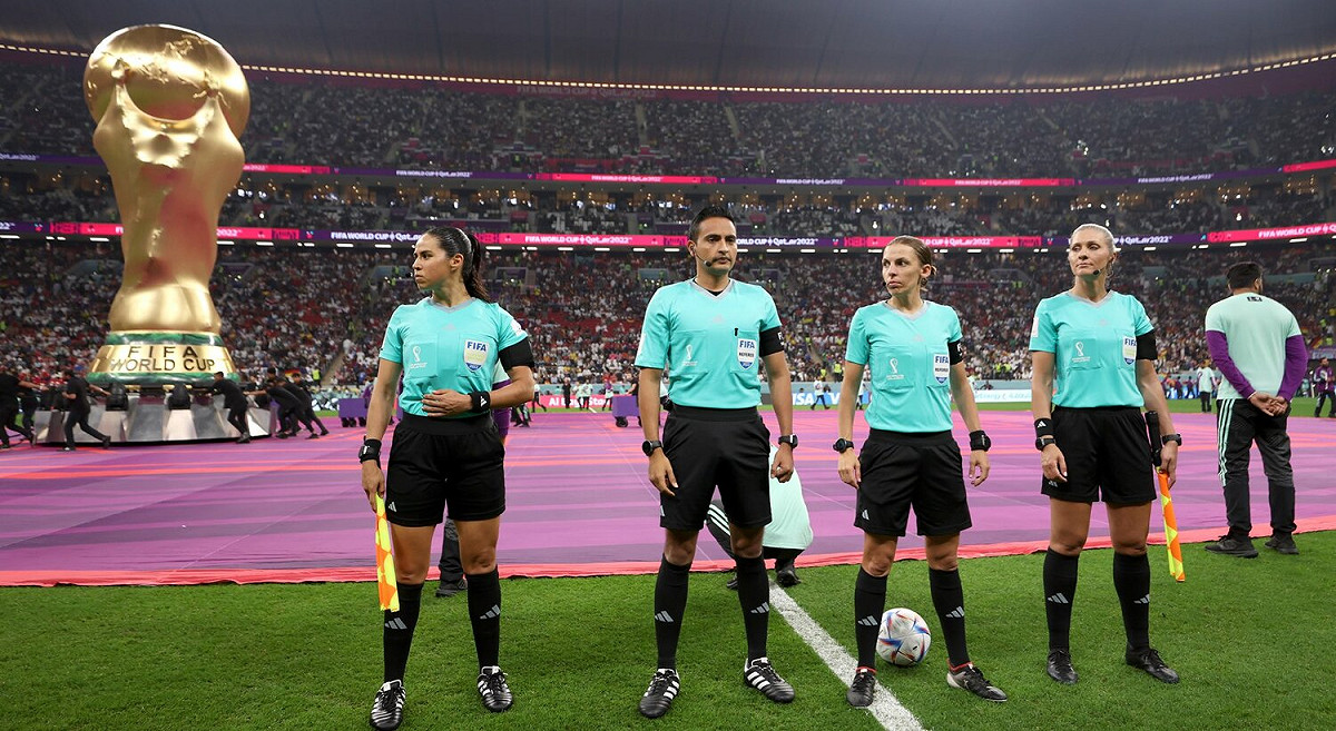 法國籍裁判法拉帕特（Stephanie Frappart，右二）於卡達世足小組賽執法。 圖：翻攝自FIFA