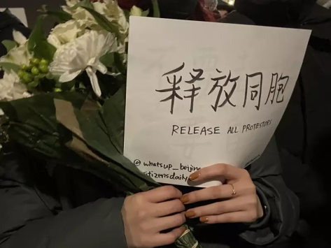 中共「秋後算帳」，發現可疑的人就帶警局傳喚，很多參加抗議的年輕人被捕，還有一些人失聯。被捕人士的狀況令人擔憂。 圖：翻攝自推特