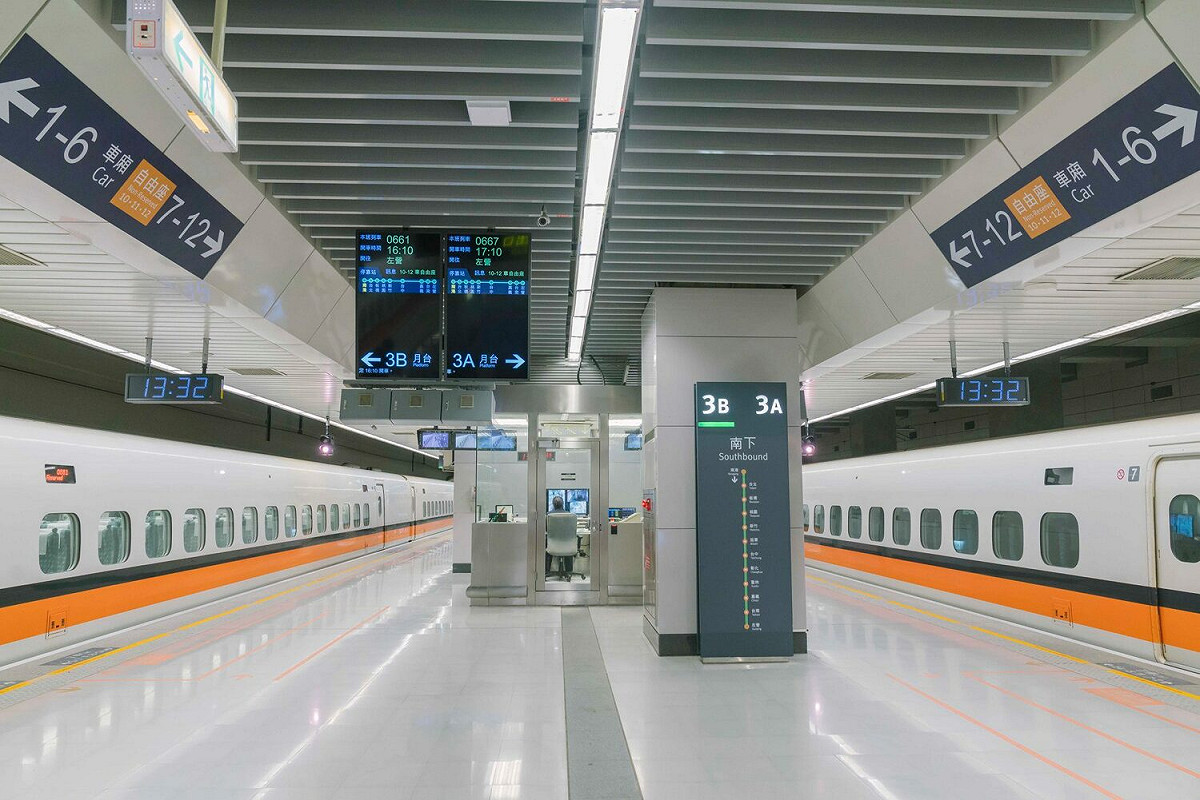 為搶攻後疫情時代旅遊商機，高鐵董事長江耀宗表示，明年起旅客常接觸列車設備將研發抗菌材質，包括座椅餐盤、椅布套等。 圖：翻攝自台灣高鐵臉書