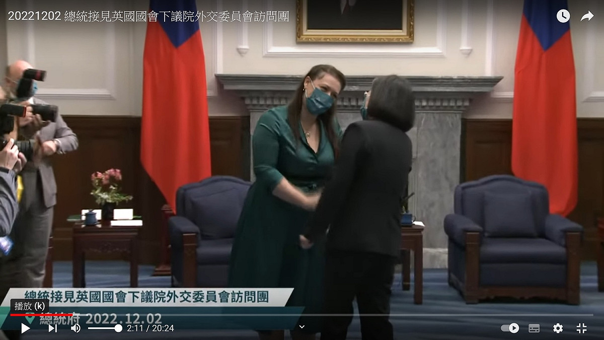 英國國會下議院外交委員會主席柯恩詩（Alicia Kearns MP）與總統蔡英文握手致意。 圖：總統府YouTube