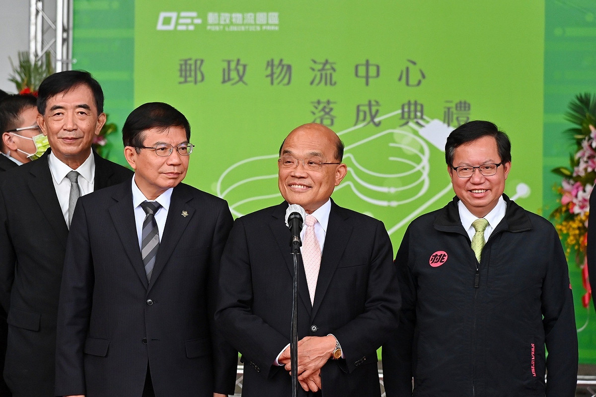 行政院長蘇貞昌今(2)日上午到桃園出席「郵政物流園區-郵政物流中心落成典禮」前受訪。 圖：行政院提供
