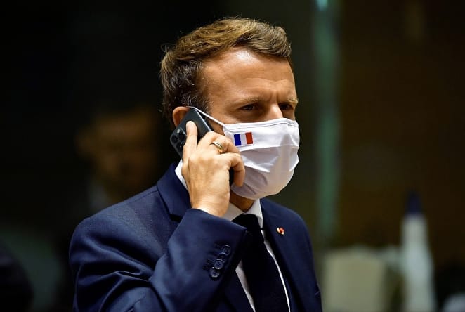 法國總統馬克宏接聽電話。 圖 : 翻攝自環球網