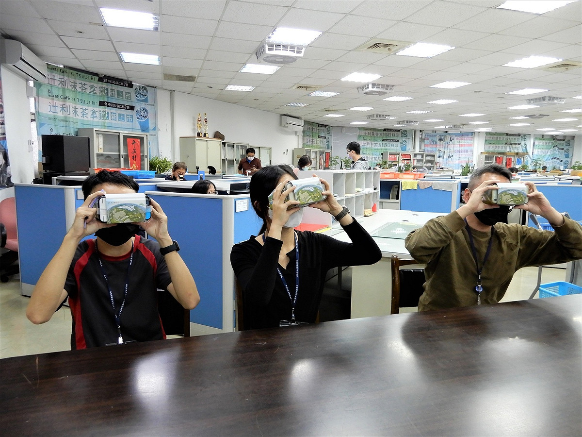 環保局首創稽查實地演訓，結合VR技術以360度環景攝影機錄製訓練情境影片，讓同仁提升稽查臨場反應及蒐證技巧，強化新北環境守護力。 圖：新北市環保局提供