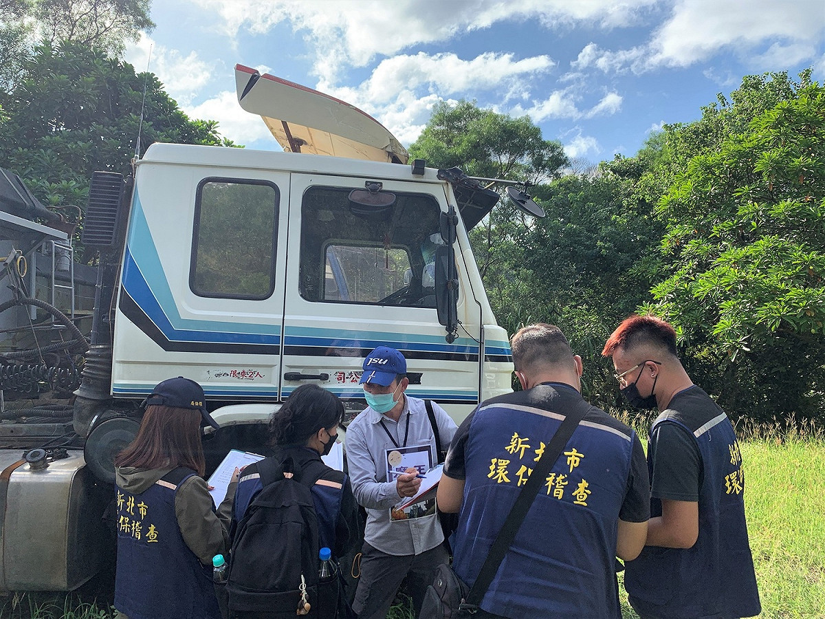 新北稽查員實地演訓情境模擬－黑蝙蝠專案攔查。 圖：新北市環保局提供