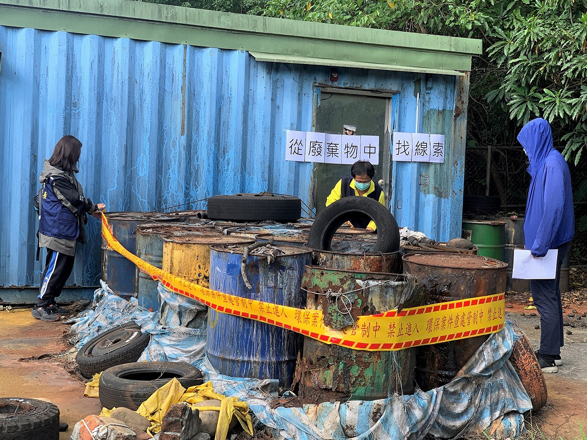 新北稽查員實地演訓情境模擬－非法棄置廢棄物稽查。 圖：新北市環保局提供