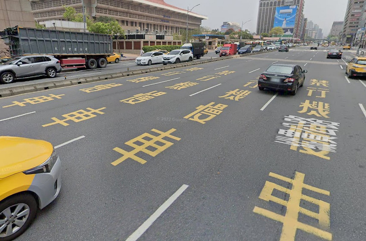 忠孝西路於12月14日起開放機車於夜間11時至隔日6時通行，但考量車流量龐大，暫時不開放白天行駛。 圖：翻攝自Google map