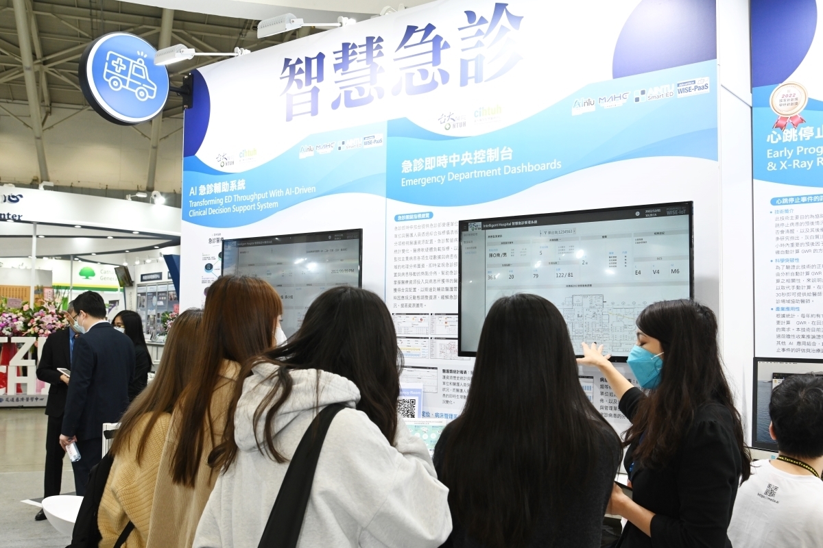 2022台灣醫療科技展昨日起至12月4日(日)，於台北南港展覽館1館登場，台大醫院今年以｢跨時空智慧醫療整合應用｣為展出主軸。 圖：台大醫院／提供
