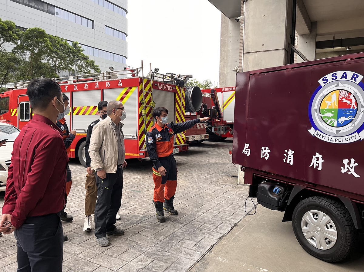 黃德清表示，衷心感謝林先生，願以服務鄉梓、仁慈為懷的精神，捐贈四輪傳動型器材運輸車。 圖：新北市消防局提供