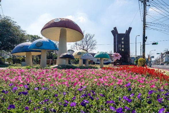 今年花毯節展區占地2公頃，種植20萬顆花草植栽，以「心花開」為主題。 圖：翻攝自台中國際花毯節