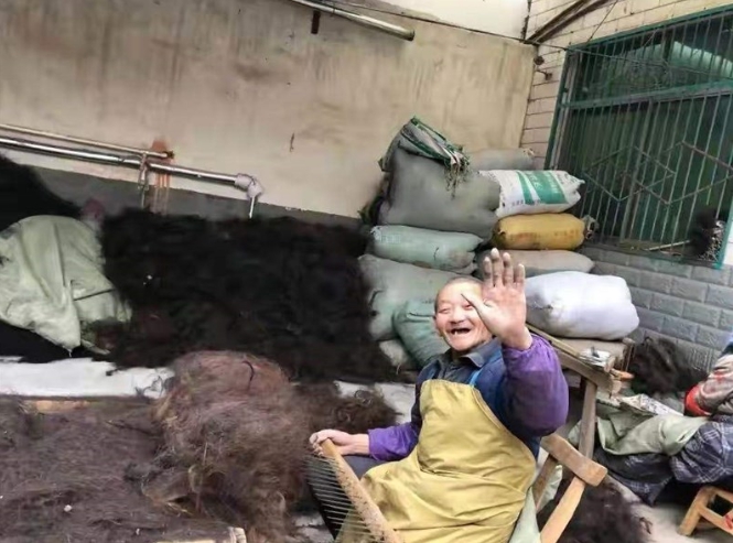 許昌一名工人正在整理蒐購來的假髮。 圖 : 翻攝自新京報